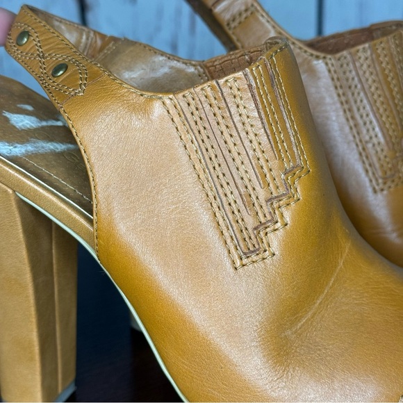 BCBGeneration Cognac Leather Peep toe Sling back 1” Platform 5.25” Heels size 7 - Picture 15 of 16